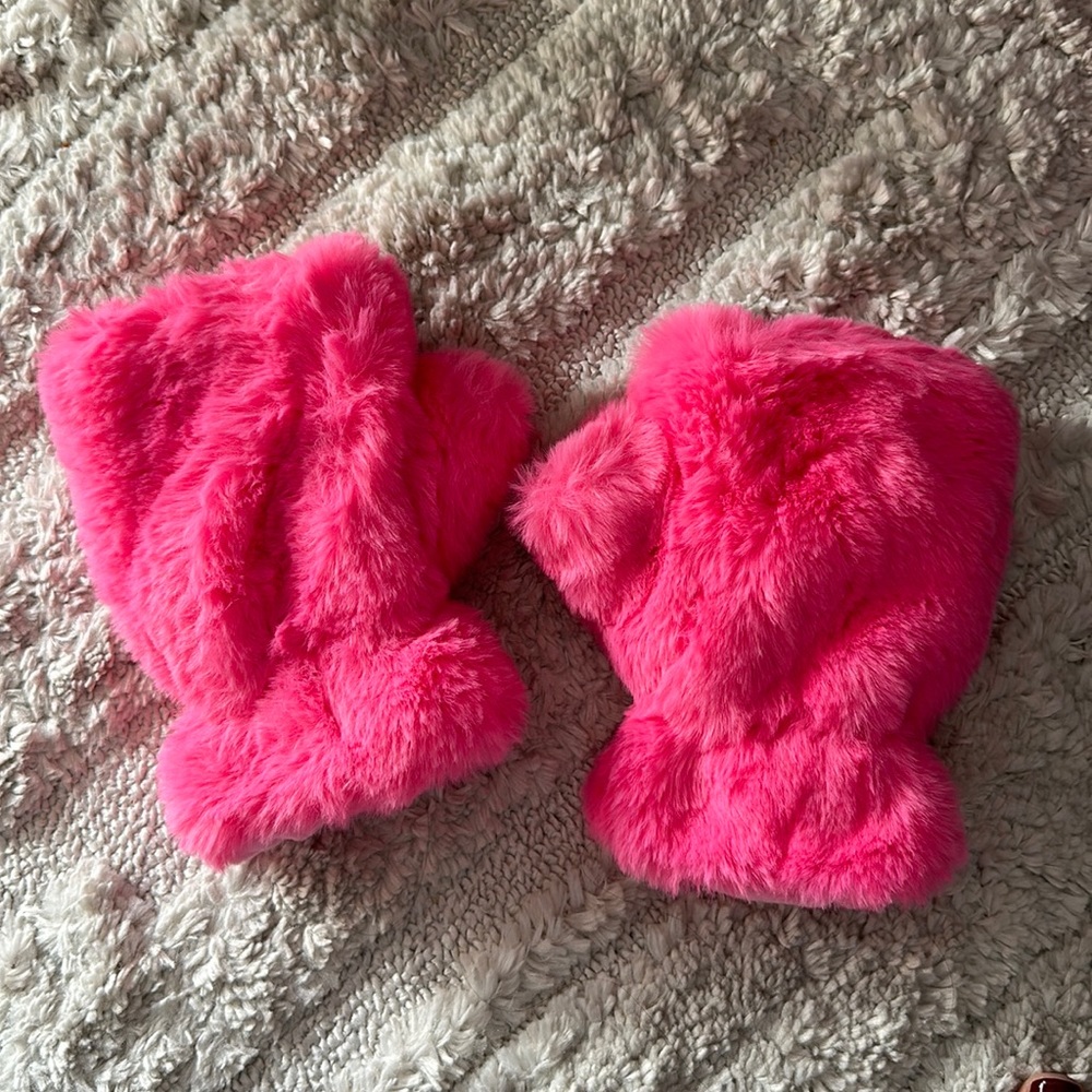 Ariel Faux Fur Mittens in hot pink